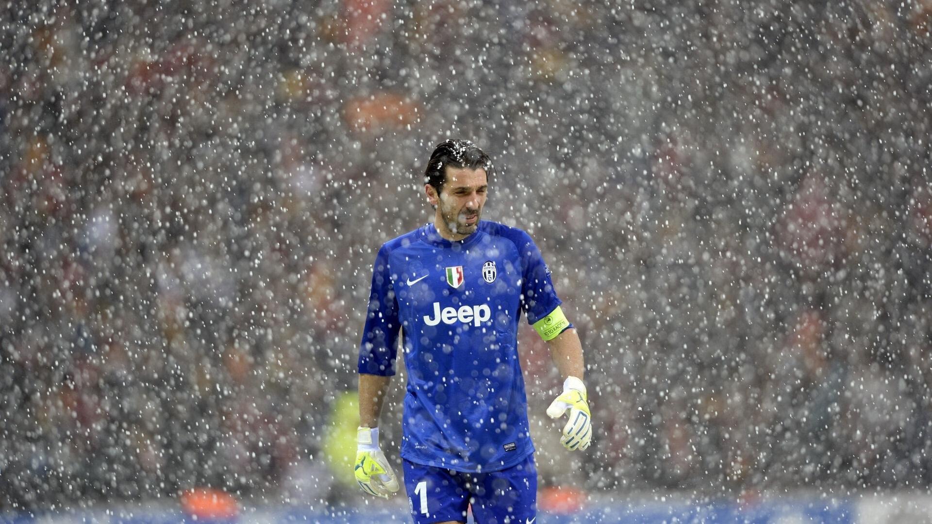 热刺发布2025/26赛季主场球衣，经典百合白底色搭配深蓝袖，致敬传统与创新融合