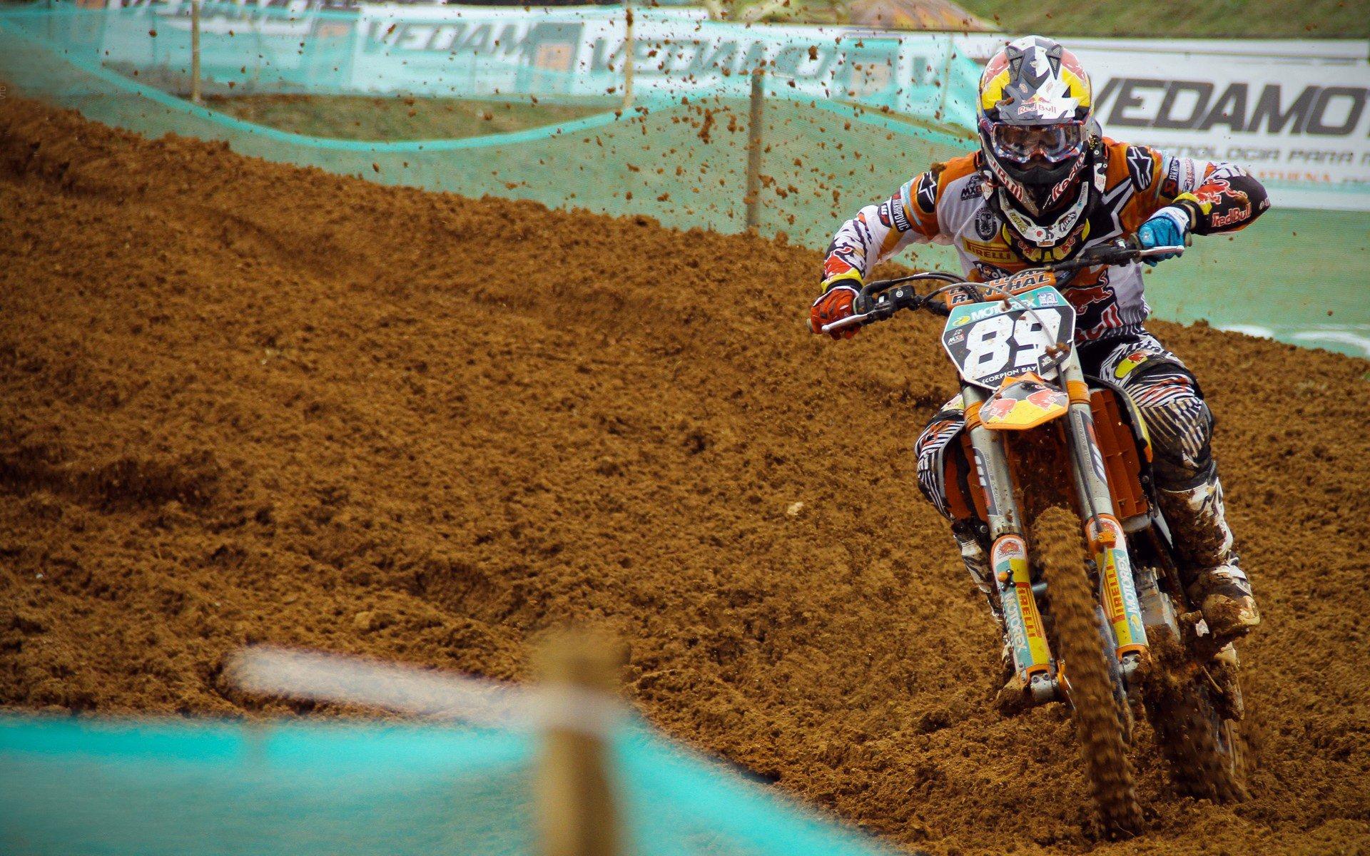 青春风暴铸就传奇一夜！宽萨社媒晒欧联捧杯照引爆足坛，我们是欧洲冠军！